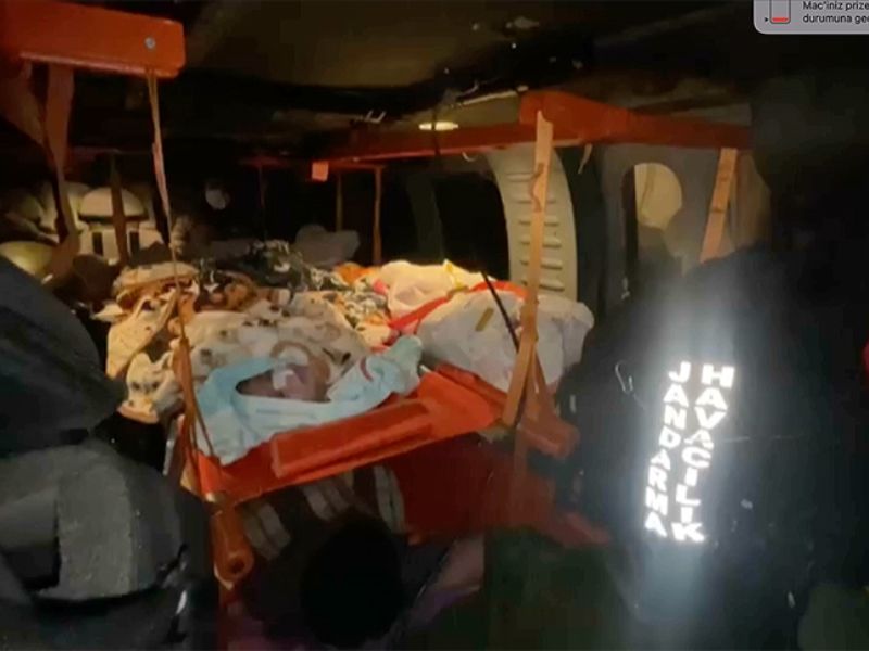 Depremzede 8 Bebek Özel Donanımlı Jandarma Helikopteriyle Kahramanmaraş'tan Adana'ya Sevk Edildi