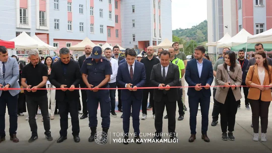 Kaymakamımız Sayın Hüseyin DEMİRKOL, Yığılca Yatılı İlköğretim Bölge Okulu tarafından düzenlenen TÜBİTAK 4006 Bilim Fuarına katıldı.