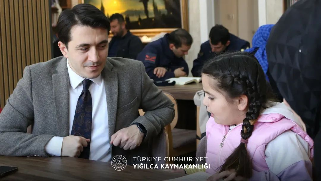 Kaymakamımız Sayın Hüseyin DEMİRKOL, 61. Kütüphane Haftası münasebetiyle düzenlenen kitap okuma etkinliğine katıldı. 