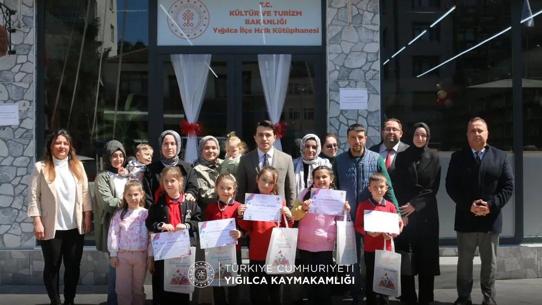 "Kitap Kurtları Ödüllerini Kaymakamımız Sayın Hüseyin DEMİRKOL'dan Aldı"