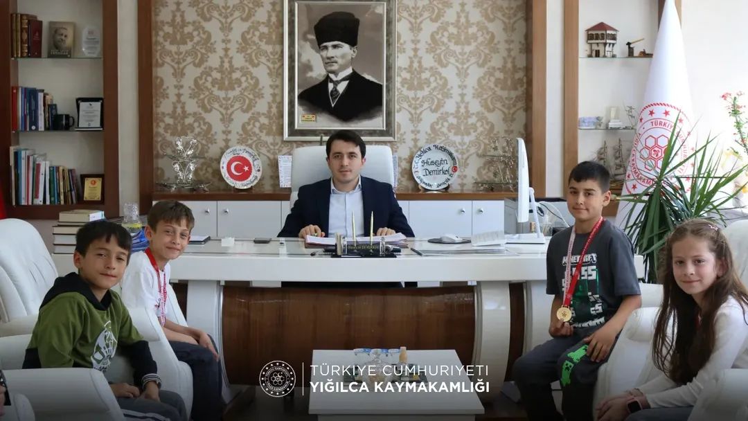 Kaymakamımız Sayın Hüseyin DEMİRKOL, "Türkiye'nin En Hızlısı" yarışmasının Düzce ayağında dereceye giren öğrencilerimizi makamında kabul etti. 